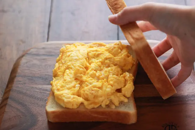 できあがった卵焼きは焼き立てのまま食パンに挟む|【再現レシピ・レトロ喫茶編】ふわふわ!「カヤバ珈琲」のたまごサンドを自宅で簡単に再現!