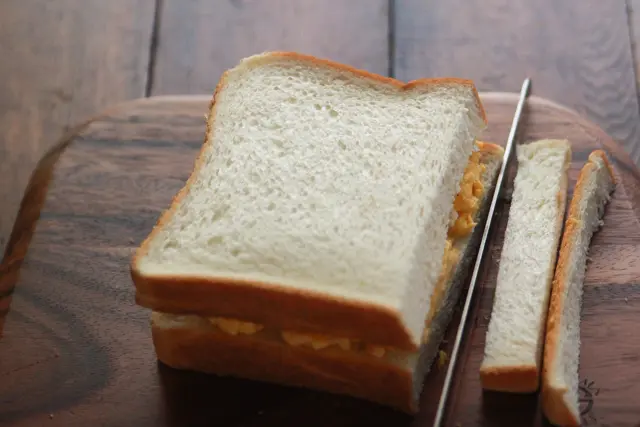 食パンの耳はついたままでもOKだが、カヤバ珈琲の味を目指すなら切り落として|【再現レシピ・レトロ喫茶編】ふわふわ!「カヤバ珈琲」のたまごサンドを自宅で簡単に再現!