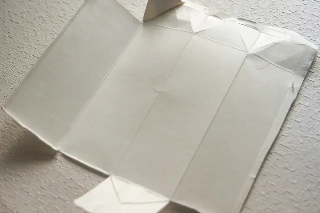 鯉のぼり型を作る前に、1リットルサイズの牛乳パックをよく洗って乾かしておく|鯉のぼりの押し寿司の鯉のぼり型の作り方|コンビニで買える食材で作れる!こどもの日のメニューにおすすめのレシピ!簡単&かわいい鯉のぼりの押し寿司でお祝いしよう