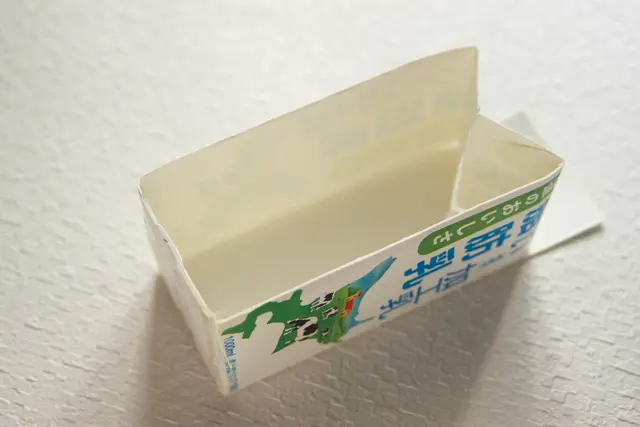 牛乳パックの底の部分もテープで固定したら完成|鯉のぼりの押し寿司の鯉のぼり型の作り方|コンビニで買える食材で作れる!こどもの日のメニューにおすすめのレシピ!簡単&かわいい鯉のぼりの押し寿司でお祝いしよう