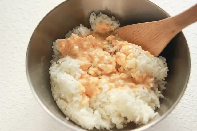 酢飯の代わりにごはんにドレッシングを混ぜる。ドレッシングはレモン、フレンチなど、あっさりしていて色が白系のものならOK|コンビニで買える食材で作れる!こどもの日のメニューにおすすめのレシピ!簡単&かわいい鯉のぼりの押し寿司でお祝いしよう
