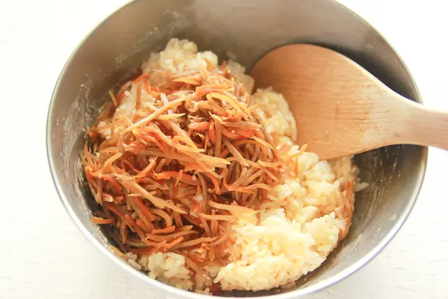 ごはんにきんぴらごぼうを混ぜて、ちらし寿司風に|コンビニで買える食材で作れる!こどもの日のメニューにおすすめのレシピ!簡単&かわいい鯉のぼりの押し寿司でお祝いしよう