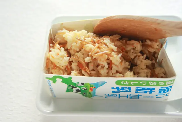 先ほど作った牛乳パックの鯉のぼり型に、すき間のないようにごはんを詰めていこう|コンビニで買える食材で作れる!こどもの日のメニューにおすすめのレシピ!簡単&かわいい鯉のぼりの押し寿司でお祝いしよう