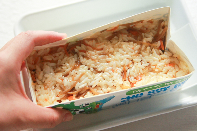 押したことで鯉のぼりの型がゆがむので、最後に形を整えて|コンビニで買える食材で作れる!こどもの日のメニューにおすすめのレシピ!簡単&かわいい鯉のぼりの押し寿司でお祝いしよう