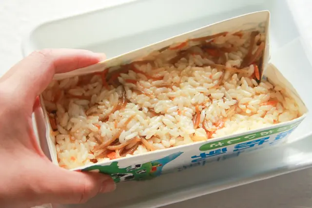押したことで鯉のぼりの型がゆがむので、最後に形を整えて|コンビニで買える食材で作れる!こどもの日のメニューにおすすめのレシピ!簡単&かわいい鯉のぼりの押し寿司でお祝いしよう