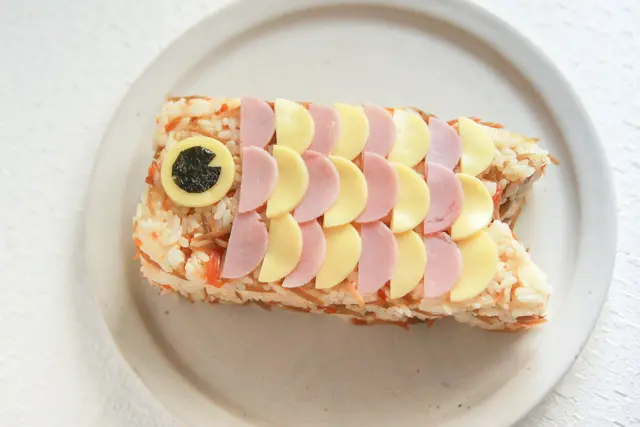 鯉のぼりの押し寿司のできあがり!|コンビニで買える食材で作れる!こどもの日のメニューにおすすめのレシピ!簡単&かわいい鯉のぼりの押し寿司でお祝いしよう