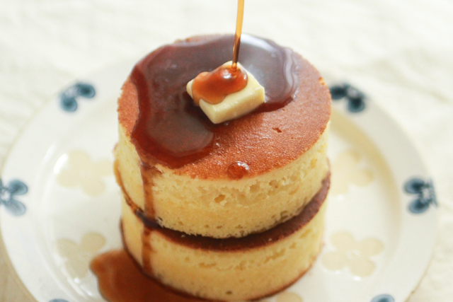 ホットケーキは、そのままでも、シロップをかけてもおいしい!|【再現レシピ・レトロ喫茶編】「イワタコーヒー」風のふかふか厚焼きホットケーキの簡単レシピ