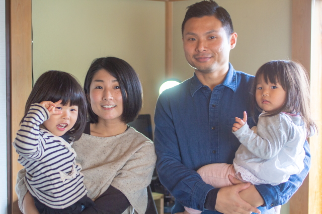 宮田さんと奥様、2歳と4歳のお嬢様、とっても仲良しな一家。和室はお嬢様たちの遊び場としても活躍｜DIY好きなパパに聞く、賃貸物件でもできる畳を活かしたアウトドア＆ヴィンテージな和室インテリア