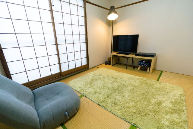 家族でくつろぐ空間として、ひとりになれる空間として、m・tさんお気に入りの居間|物が少なければ掃除もはかどる!家族で快適に過ごすためのミニマルライフ実践術とは?