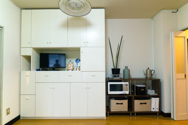 ダイニングにあるチェストは、唯一の大型家具。隣のオープンラックは前居で使っていたもの|物が少なければ掃除もはかどる!家族で快適に過ごすためのミニマルライフ実践術とは?