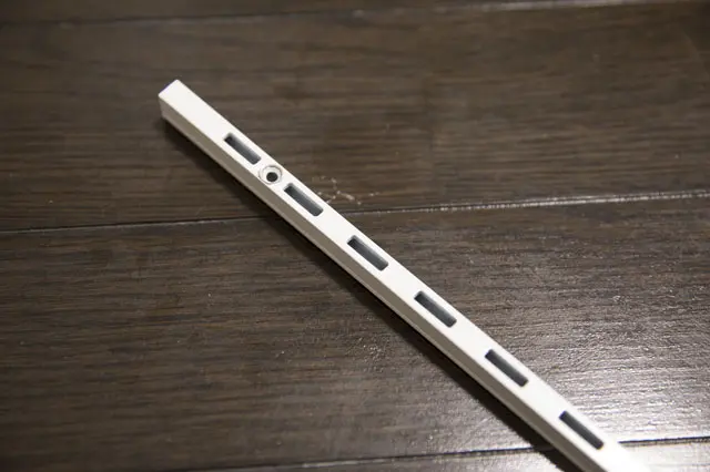 ロイヤル棚柱にはたくさんの穴が開いていて、この穴にさまざまなパーツをガチャっとはめ込んで使う|【賃貸DIY】服も小物もすっきり収納! 人気のラブリコでオープンシェルフを作ろう