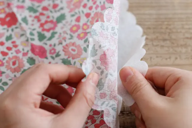 さらに2枚に分かれるので、柄がついている薄い紙だけを使おう|デコパージュとは?100均の材料でできる、おしゃれなスマホケースの作り方