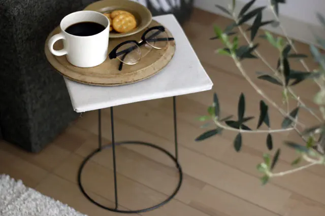100均グッズを使って、たった10分程で、こんなミニテーブルが作れる!|【賃貸DIY】100均の材料だけで簡単に作れる!あると便利なミニテーブルの作り方
