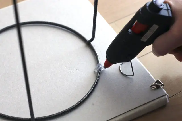 グルーを塗布しているときに鉢スタンドを動かさないよう注意|【賃貸DIY】100均の材料だけで簡単に作れる!あると便利なミニテーブルの作り方
