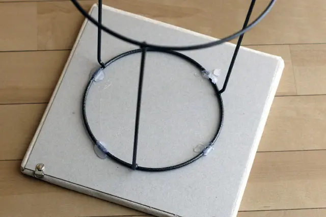グルーがしっかり固まるまでそのままに。絶対に動かさないこと!|【賃貸DIY】100均の材料だけで簡単に作れる!あると便利なミニテーブルの作り方