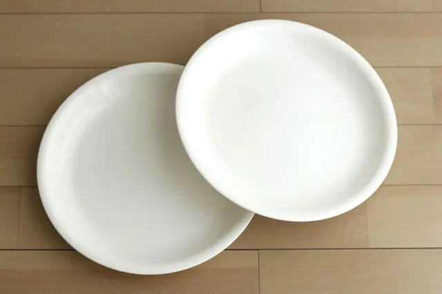 ダイソーのカルラ レンジ食器シリーズは、シンプルなので、ミニテーブルに使った際に「お皿感」が薄いのGood|【賃貸DIY】100均の材料だけで簡単に作れる!あると便利なミニテーブルの作り方