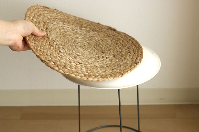 ジュート麻マットがずれる心配がある場合は、両面テープで固定する|【賃貸DIY】100均の材料だけで簡単に作れる!あると便利なミニテーブルの作り方