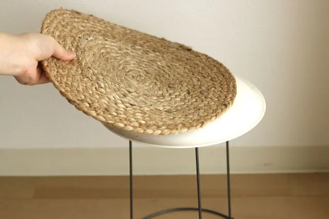 ジュート麻マットがずれる心配がある場合は、両面テープで固定する|【賃貸DIY】100均の材料だけで簡単に作れる!あると便利なミニテーブルの作り方