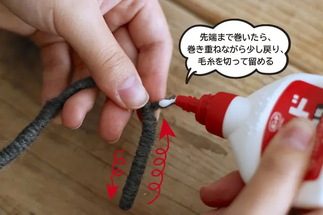 最後の部分は、接着剤が乾くまでテープなどで押さえておくとよい|【賃貸DIY】100均ワイヤーハンガーをおしゃれにリメイク!もこもこハンガーの作り方