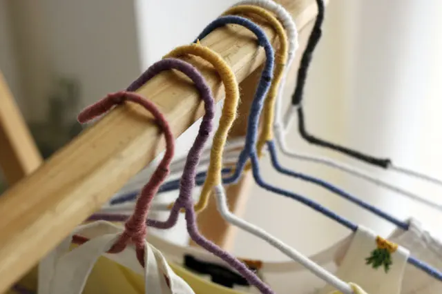 トーンをそろえて、並べた時にグラデーションっぽくなるように作るときれい|【賃貸DIY】100均ワイヤーハンガーをおしゃれにリメイク!もこもこハンガーの作り方