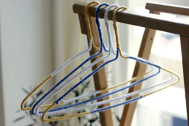 「白・青・黄のみ」など、使うカラーを限定すれば全体に統一感が出る|【賃貸DIY】100均ワイヤーハンガーをおしゃれにリメイク!もこもこハンガーの作り方