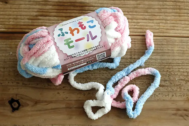 手触りが気持ちいいふわもこモールを使えば、さらにもこもこ度がアップ!|【賃貸DIY】100均ワイヤーハンガーをおしゃれにリメイク!もこもこハンガーの作り方