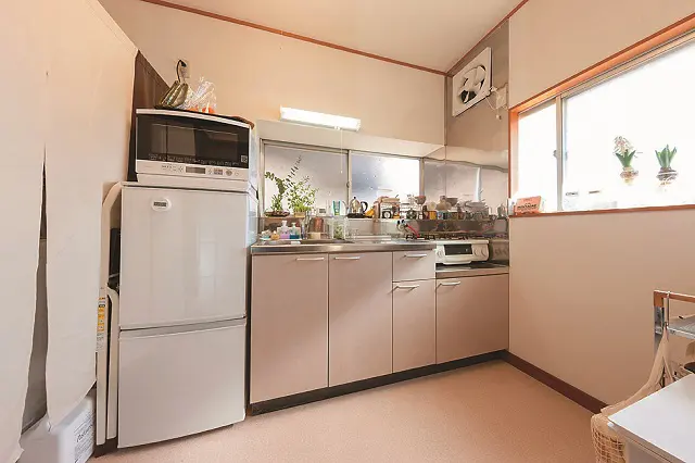 大家さんが大工ということもあり、趣はそのままに、部屋全体が修繕されている。キッチンなどの水まわりも清潔で使い勝手が良さそうだ|レトロな一軒家に女性一人暮らし!築年数が古い賃貸物件をあえて選んだ理由や魅力とは?