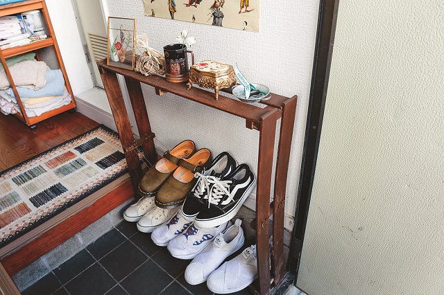玄関を開けて最初に目に入るシャビーなシューズラック。部屋のサイズに合わせて作られているため、靴を脱ぐスペースも充分にある|家賃3万円台の賃貸物件をDIYでアレンジ!自分らしくお得に住む方法とは?