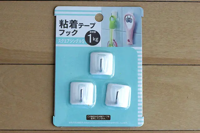 粘着フックを選ぶ時は耐荷重も重要!棚に何を置くかを考えて選ぼう||【賃貸DIY】初心者でも簡単!100均すのこを使った壁面棚の作り方