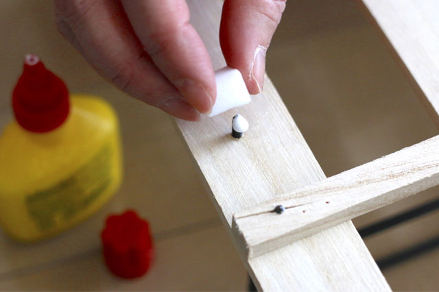 メラミンスポンジは飛び出したネジを完全に覆う大きさに切ること｜【賃貸DIY】初心者でも簡単！100均すのこを使った壁面棚の作り方