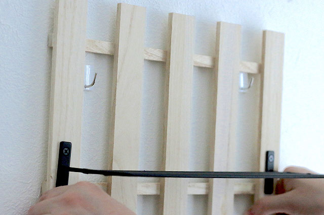 2つのフックが同じ高さになるよう確認して貼ろう｜【賃貸DIY】初心者でも簡単！100均すのこを使った壁面棚の作り方