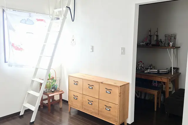 写真右のスペースが「おもちゃ部屋」。奥まった場所にあるので秘密基地のようなワクワク感もある |一戸建てってどうなの?転勤ファミリーの暮らしぶりと戸建て賃貸のメリットを聞いた