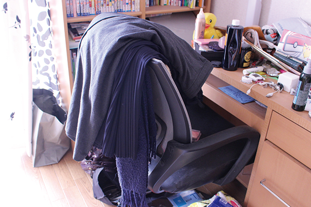 大学生協で購入したものの使い勝手が悪く、「クローゼットにしまうのがめんどい服を一時的に置く場所」に成り下がったイス。結果的に“一時的”ではなく“一年中”となった|狭い室内に省スペースで布団と枕を干す方法を、家事・収納アドバイザーの本多弘美先生と実践してみた!