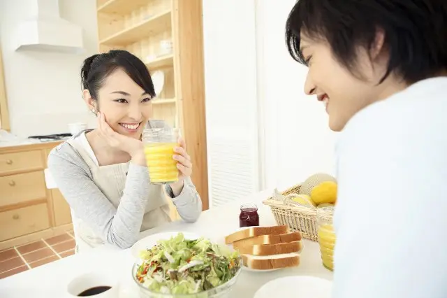 結婚前に同棲を経験すべきかどうか、メリット・デメリットを徹底調査! |【同棲経験者400人に聞いた!】結婚前の二人暮らしはあり?なし?同棲で結婚したくなるか調査してみた