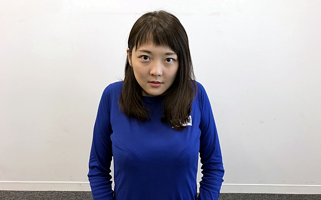 無理のない程度で肩の上下運動を|肩周りのストレッチ|CHINTAIスキークラブの現役アスリート・小林諭果おすすめ!自宅でできる簡単ボディケア