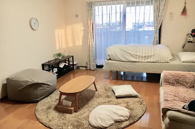 シンプルなだけでなく、柔らかな雰囲気に包まれたオシャレな空間|誰でも今日から実践できる!無理のない断捨離でシンプルライフを送るコツ