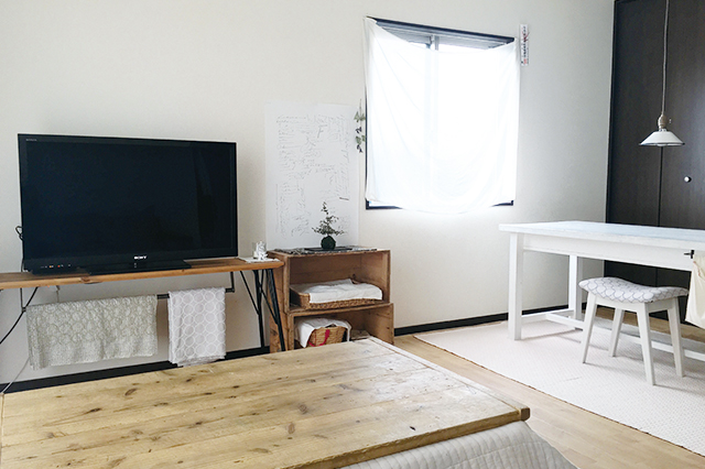 無垢材で全体の統一感を出すことで、シンプルで温かみのあるリビングに |一戸建てってどうなの?転勤ファミリーの暮らしぶりと戸建て賃貸のメリットを聞いた