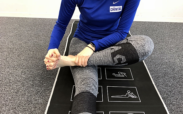 くるくると足首をまわしてみてもOK|足のマッサージ|CHINTAIスキークラブの現役アスリート・小林諭果おすすめ!自宅でできる簡単ボディケア
