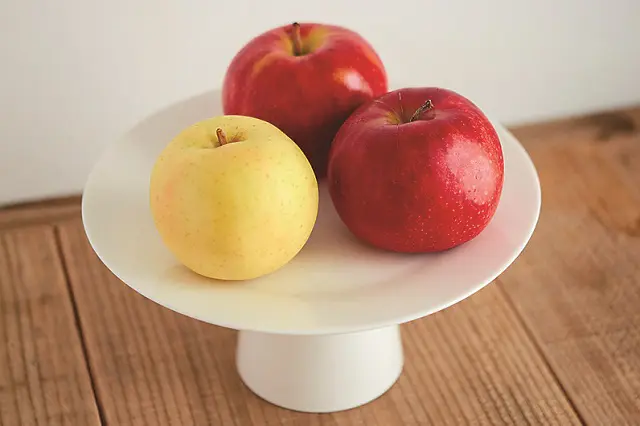 5分で作れるフルーツスタンド。キャンドルスタンドとしても役立つ便利なアイテムだ!|【賃貸DIY】材料費300円以下!100均グッズでキッチンを便利にするプチアイデア3選