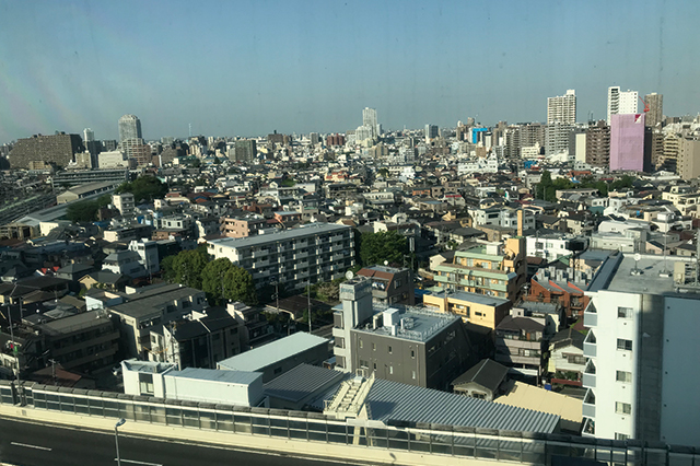商業エリアから首都高をまたぐと住宅地が広がる(豊島健康プラザより撮影)|人気の街・池袋に住むなら銭湯通いがおすすめ!平和湯、ゆラックス、稲荷湯を巡ってきた