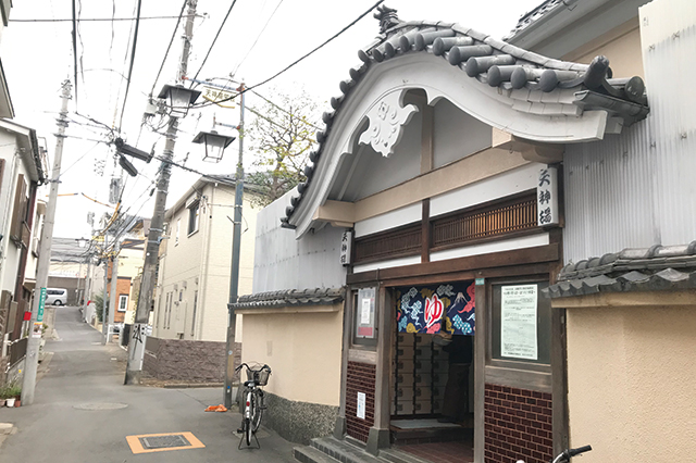 老舗らしい昔ながらの外観を持つ天神湯｜サブカルの聖地・中野にある個性的な銭湯・天神湯、寿湯、昭和浴場、高砂湯を巡ってきた