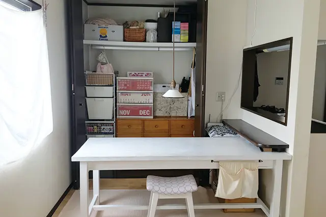 ミシンを使った小物作りが趣味だというconさんの作業スペース |一戸建てってどうなの?転勤ファミリーの暮らしぶりと戸建て賃貸のメリットを聞いた