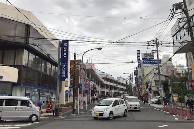 駅から南に向かって伸びる道路の様子。奥に見える大きな施設は西友|「日本初のタワー海鮮丼」に挑むべく二俣川を訪ねたら新幹線からせんべろまで楽しめた