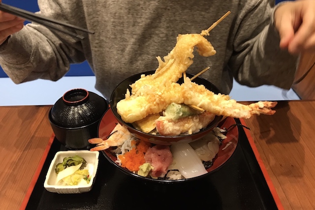 上段の天丼には海老天、イカ天、ナス天、さつまいも天。下段の海鮮丼にはマグロ、ハマチ、イカ、海老などがてんこ盛り‼︎|「日本初のタワー海鮮丼」に挑むべく二俣川を訪ねたら新幹線からせんべろまで楽しめた