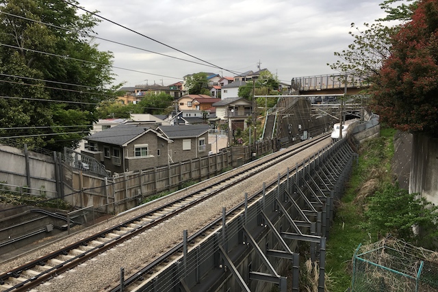 かすかにゴゴゴゴォ…、と電車の音が聞こえてきた。と思ったのもつかの間、新幹線、来た~‼︎|「日本初のタワー海鮮丼」に挑むべく二俣川を訪ねたら新幹線からせんべろまで楽しめた