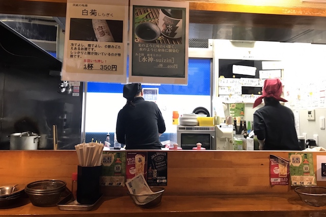 縄のれんをくぐり、いざ入店。立ち飲みスタイルの居酒屋さんです|国民酒場じぃえんとるまん 二俣川駅前店|「日本初のタワー海鮮丼」に挑むべく二俣川を訪ねたら新幹線からせんべろまで楽しめた
