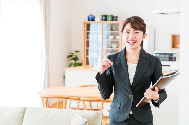 不動産会社のスタッフ