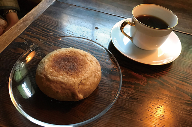 ネルドリップ珈琲(500円)と天然酵母を使ったチョコパン(430円)|喫茶「トムネコゴ」(吉祥寺)のメニュー|「住みたい街」のド定番!吉祥寺の銭湯・よろづ湯、弁天湯とハーモニカ横丁を巡ってきた!