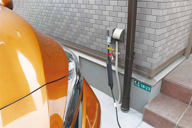 EVへの充電は車両に付属のケーブルとコンセントをガシャッとつなぐだけ|電気自動車を自宅で充電!EV充電設備付きの賃貸物件を取材してきた