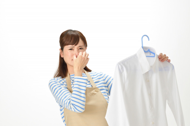 服の匂いを気にする女性